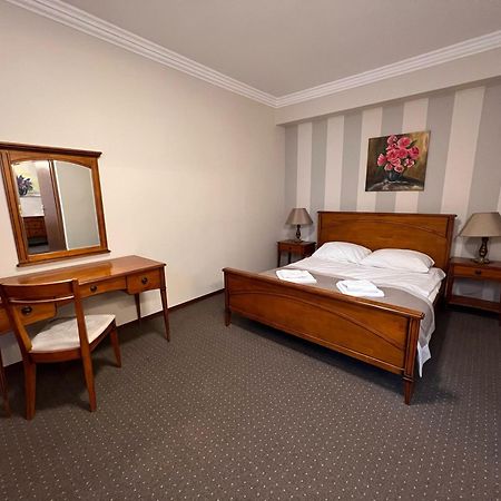 Centrum Konferencyjno-Apartamentowe Mrowka Варшава Экстерьер фото