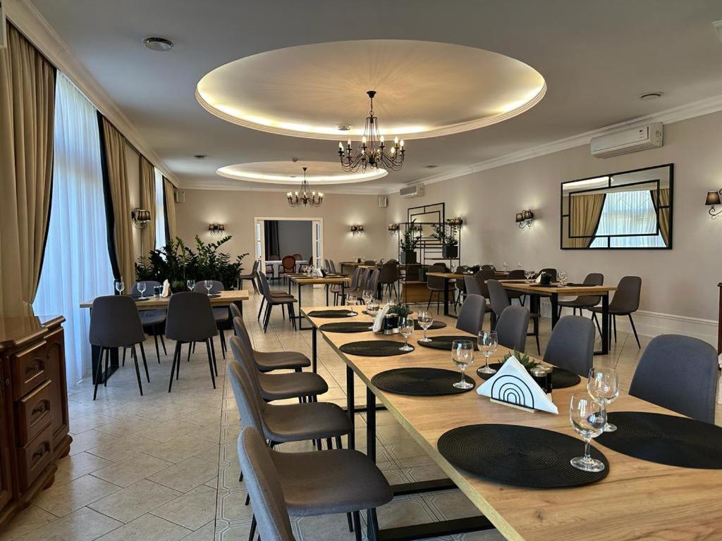 Centrum Konferencyjno-Apartamentowe Mrowka Варшава Экстерьер фото