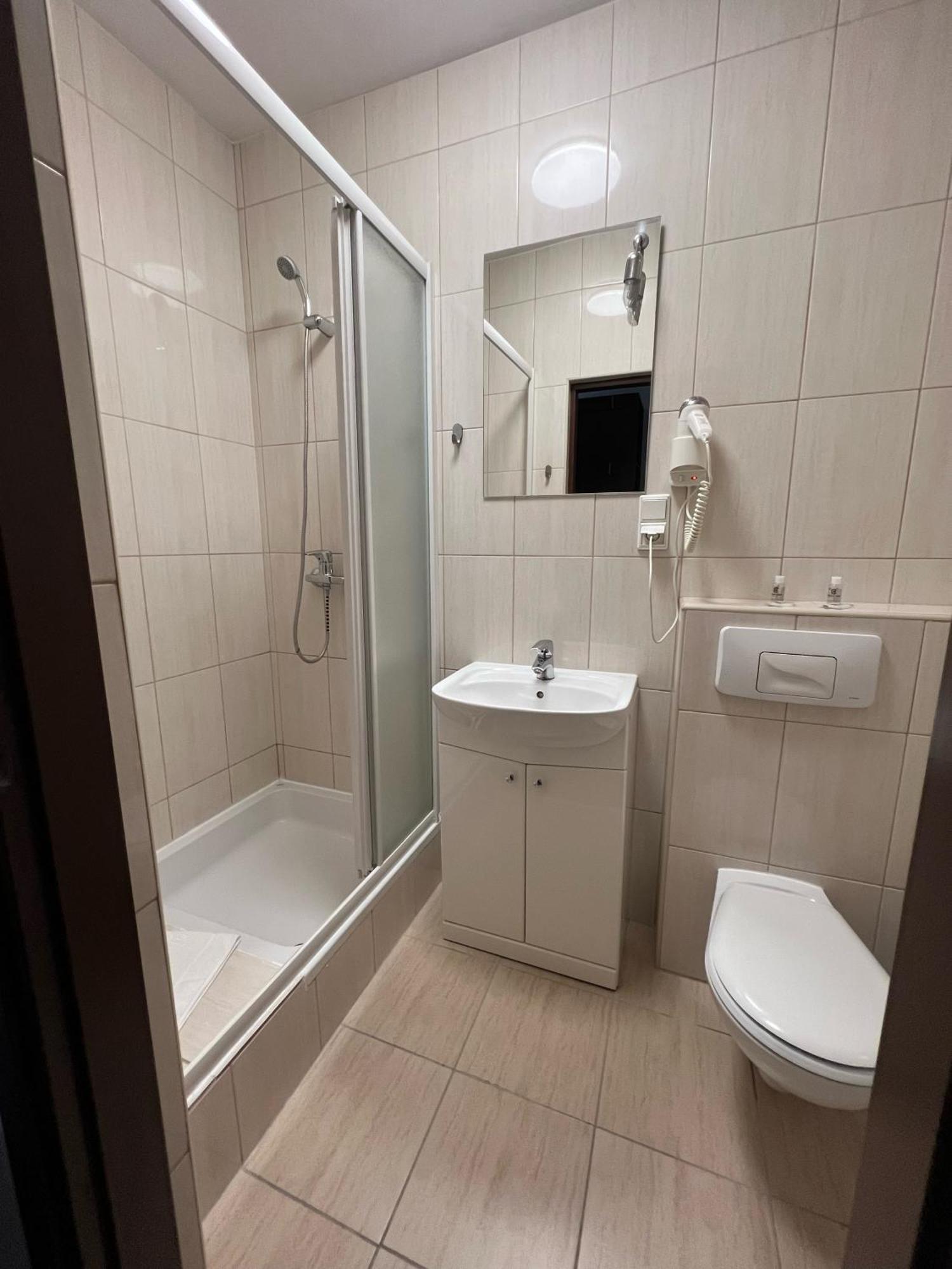 Centrum Konferencyjno-Apartamentowe Mrowka Варшава Экстерьер фото