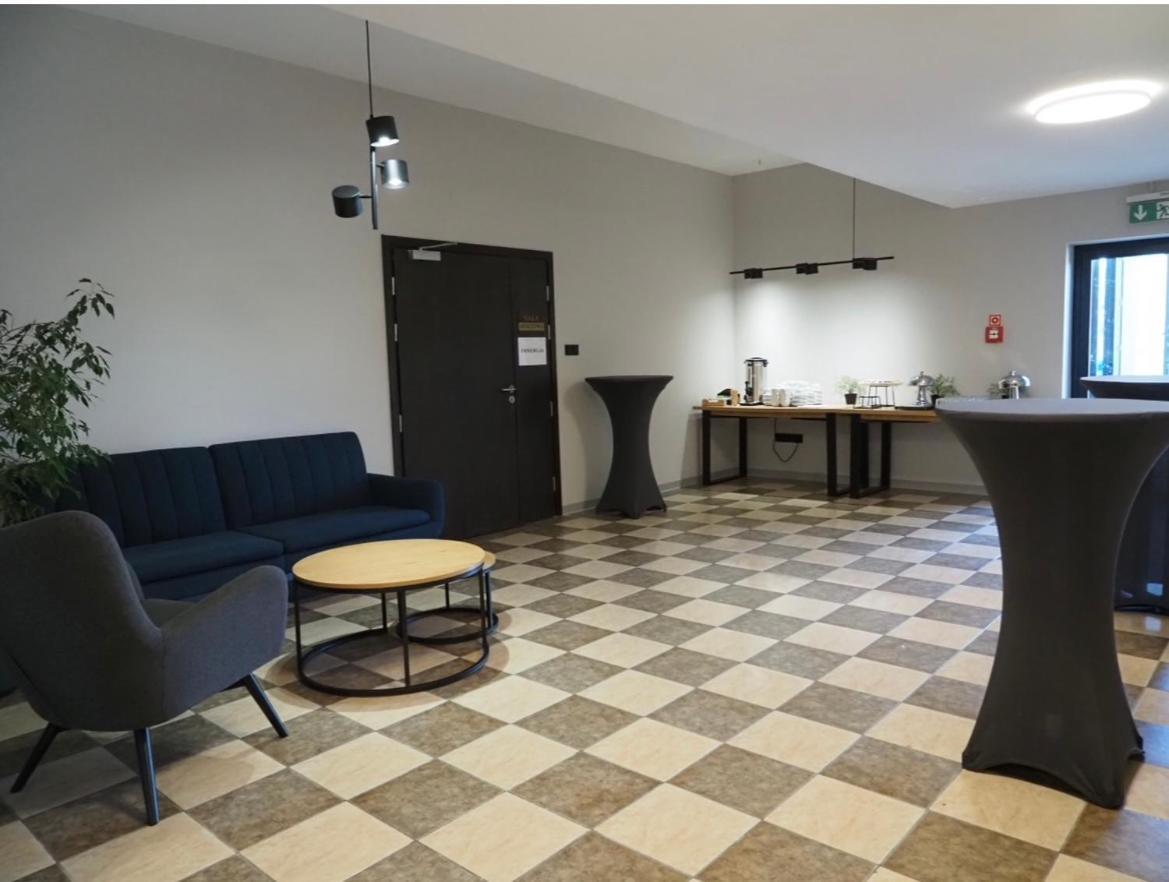 Centrum Konferencyjno-Apartamentowe Mrowka Варшава Экстерьер фото