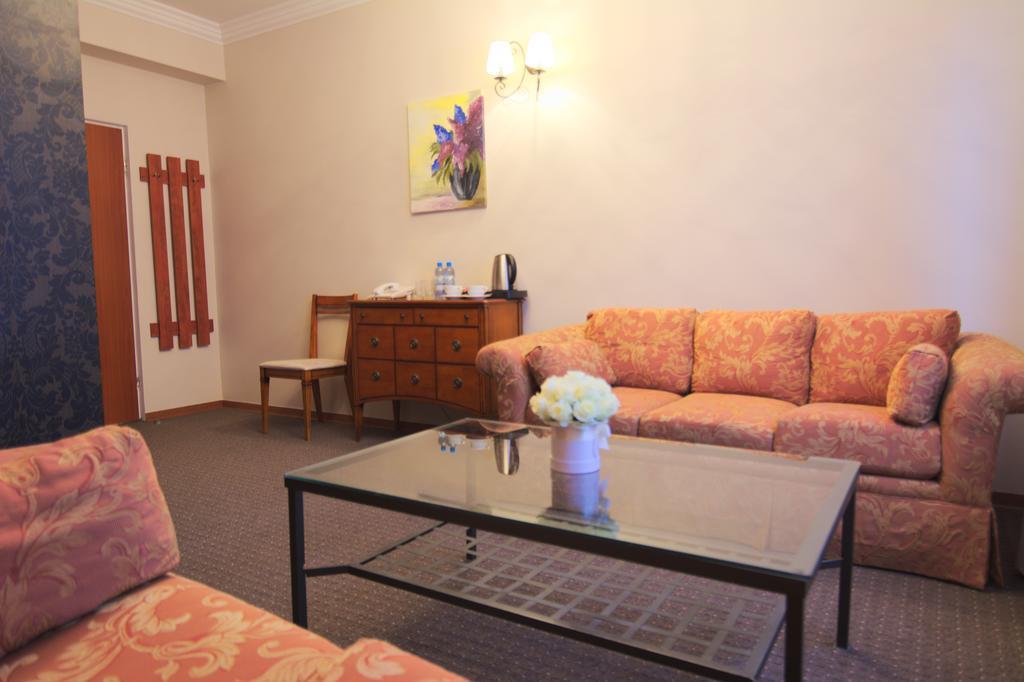 Centrum Konferencyjno-Apartamentowe Mrowka Варшава Экстерьер фото