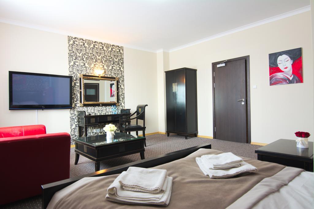 Centrum Konferencyjno-Apartamentowe Mrowka Варшава Экстерьер фото