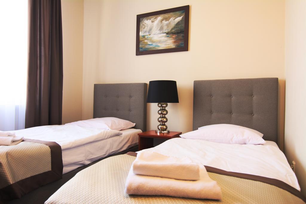 Centrum Konferencyjno-Apartamentowe Mrowka Варшава Экстерьер фото