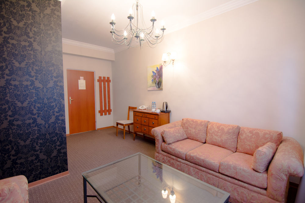 Centrum Konferencyjno-Apartamentowe Mrowka Варшава Экстерьер фото
