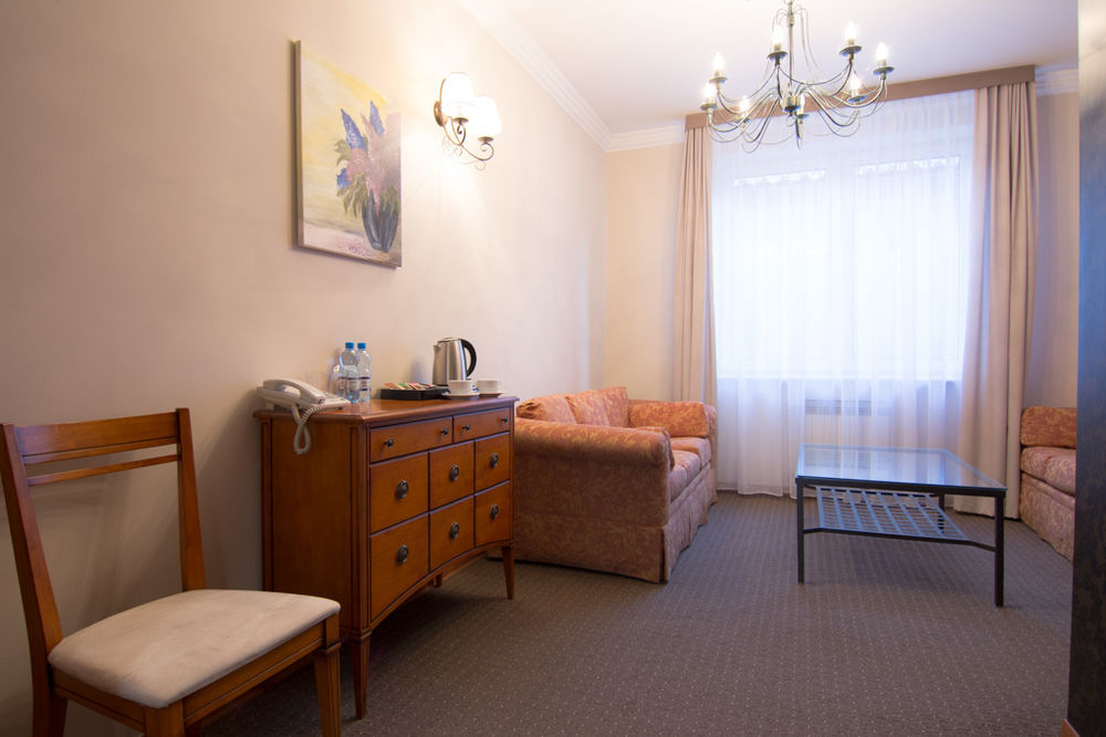 Centrum Konferencyjno-Apartamentowe Mrowka Варшава Экстерьер фото