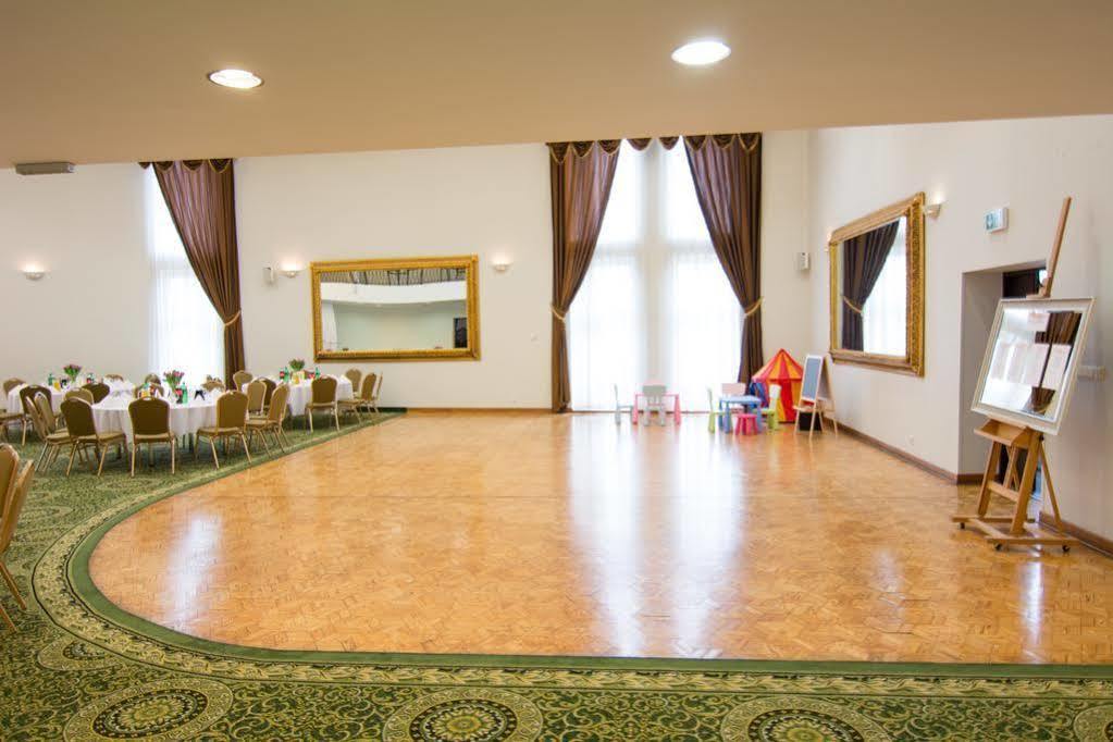 Centrum Konferencyjno-Apartamentowe Mrowka Варшава Экстерьер фото