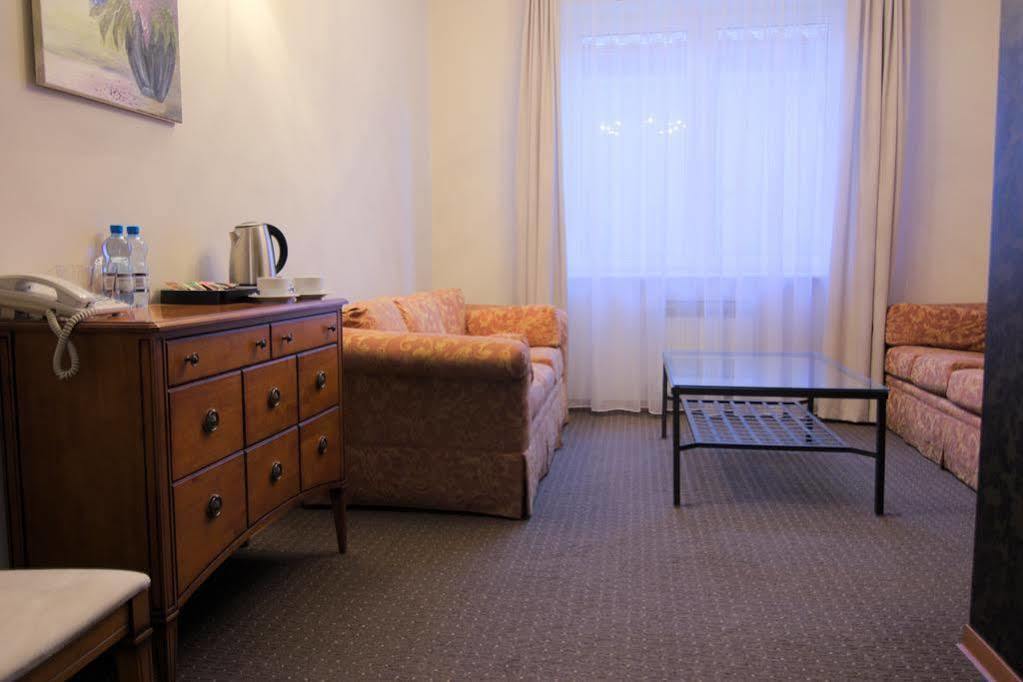 Centrum Konferencyjno-Apartamentowe Mrowka Варшава Экстерьер фото