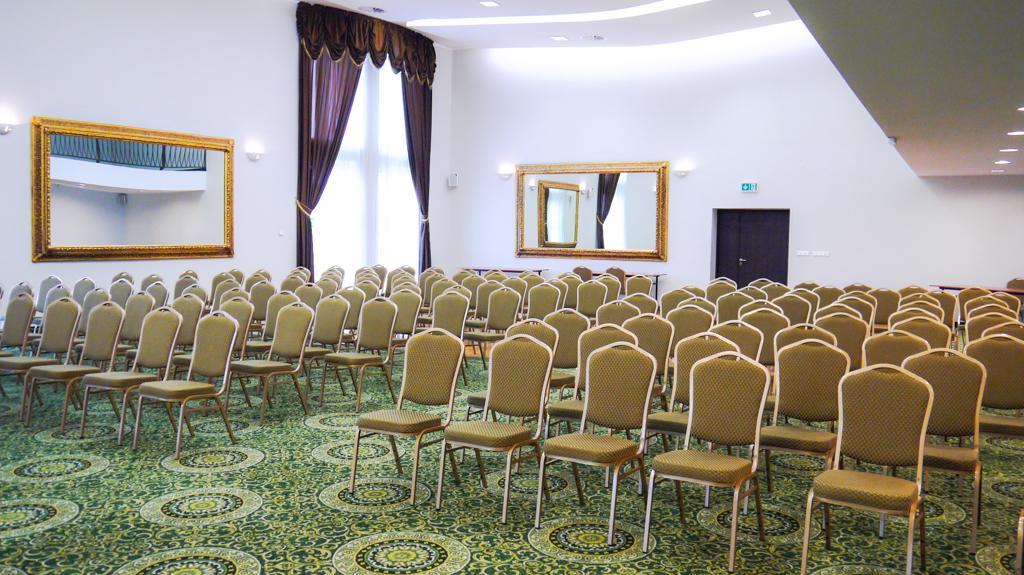 Centrum Konferencyjno-Apartamentowe Mrowka Варшава Экстерьер фото